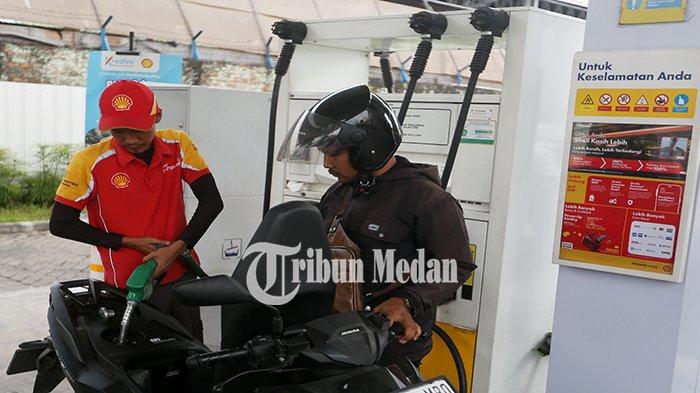 ISI BAHAN BAKAR: Petugas mengisi bahan bakar minyak ke kendaraan konsumen di SPBU Shell di Jalan Sisingamangaraja, Teladan Barat, Kecamatan Medan Kota, Kota Medan, Rabu (17/4/2024).  