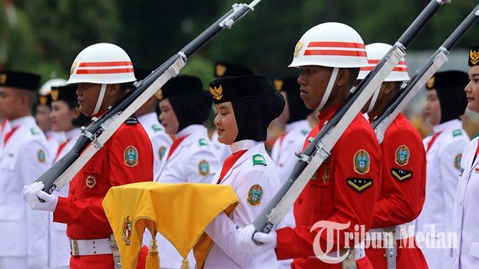 Pasukan Pengibar Bendera (Paskibra) Najla Raihana Tsabitah (tengah) membawa Bendera Merah Putih untuk dikibarkan saat Upacara Peringatan Detik-Detik Proklamasi Kemerdekaan ke-78 Republik Indonesia di Lapangan Astaka, Deliserdang, Kamis (17/8/2023). HUT ke-78 RI mengangkat tema Terus Melaju untuk Indonesia Maju.