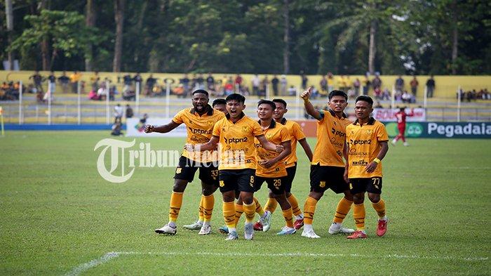 Pemain PSDS Deliserdang Bima Lesmana (dua kiri) merayakan gol bersama rekan setimnya pada Kompetisi Liga 2 musim 2023-2024 di Stadion Baharoeddin Siregar, Lubukpakam, Deliserdang, Minggu (17/9). PSDS Deliserdang mengalahkan PSPS Riau dengan skor meyakinkan 3-0.