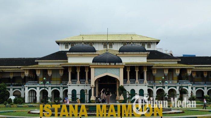 Warga tengah mengunjungi objek wisata Istana Maimun, Medan, Rabu (18/3/2020). Sebagai tindakan antisipasi dan pencegahan penyebaran Covid-19 di tempat-tempat wisata, Istana Maimun memutuskan untuk menutup selama 14 hari ke depan.