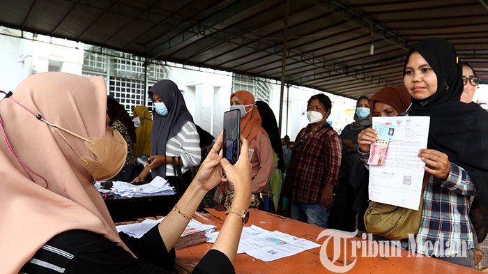 Antrean Warga Saat Mengambil BLT Kesra di Kantor Pos