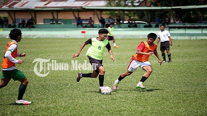Seorang peserta mencoba melewati lawan saat seleksi pemain Tim Sepak Bola Putra PON Sumut 2024 di Stadion Pardede, Paya Geli, Kecamatan Sunggal, Kabupaten Deliserdang, Kamis (18/4/2024). Sebanyak 322 peserta dari berbagai Kabupaten/Kota di Sumatra Utara, mengikuti seleksi pemain Tim Sepak Bola Putra PON Sumut di Stadion Pardede yang berlangsung selama dua hari, sebagai persiapan jelang Pekan Olahraga Nasional (PON) Aceh-Sumut 2024.