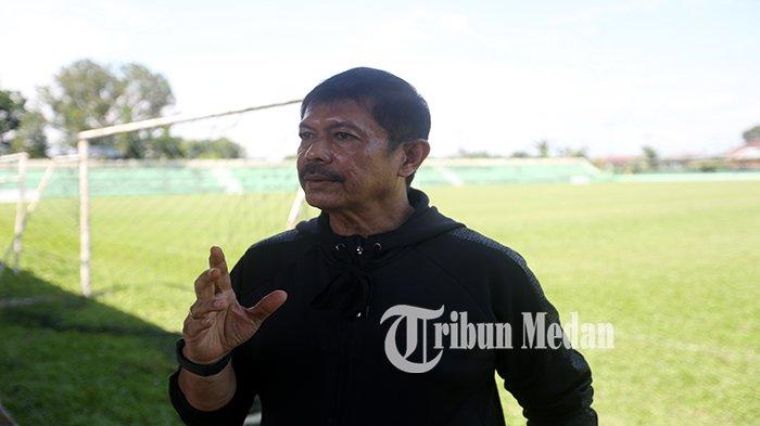 Pelatih Timnas Indonesia U-20 Indra Sjafri menjawab pertanyaan wartawan saat seleksi pemain Tim Sepak Bola Putra PON Sumut 2024 di Stadion Pardede, Paya Geli, Kecamatan Sunggal, Kabupaten Deliserdang, Kamis (18/4/2024). Sebanyak 322 peserta dari berbagai Kabupaten/Kota di Sumatra Utara, mengikuti seleksi pemain Tim Sepak Bola Putra PON Sumut di Stadion Pardede yang berlangsung selama dua hari, sebagai persiapan jelang Pekan Olahraga Nasional (PON) Aceh-Sumut 2024.