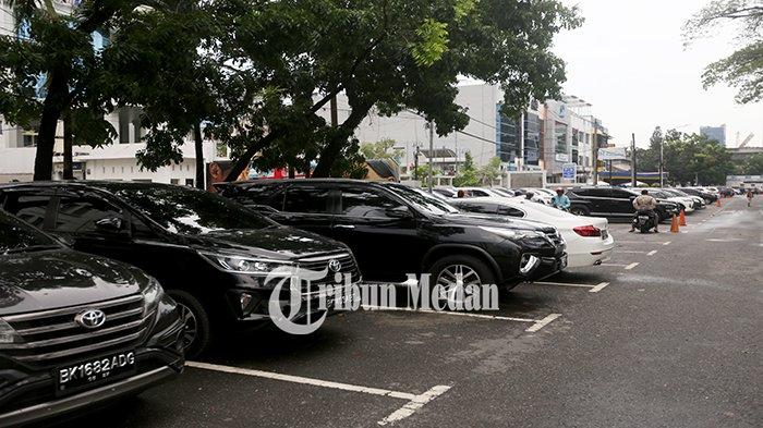 Sejumlah kendaraan terpakir di depan Pos Bloc Medan di Jalan Pos, Kesawan, Kecamatan Medan Barat, Kamis (18/4/2024). Pemko Medan dan DPRD Kota Medan menyepakati kenaikan tarif parkir, diatur dalam Perda Kota Medan Nomor 1 Tahun 2024 tentang Pajak Daerah dan Retribusi Daerah yang telah diundangkan pada tanggal 4 Januari 2024.
