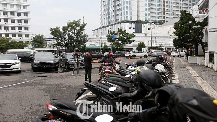 Petugas parkir elektronik (E-Parking) melayani warga yang membayar parkir melalui transaksi non tunai di depan Pos Bloc Medan di Jalan Pos, Kesawan, Kecamatan Medan Barat, Kamis (18/4/2024). Pemko Medan dan DPRD Kota Medan menyepakati kenaikan tarif parkir, diatur dalam Perda Kota Medan Nomor 1 Tahun 2024 tentang Pajak Daerah dan Retribusi Daerah yang telah diundangkan pada tanggal 4 Januari 2024.
