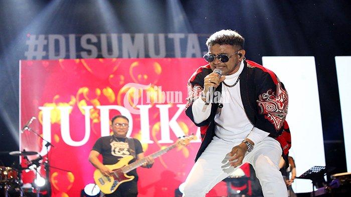 Penyanyi Judika menghibur penggemarnya saat tampil pada Pesta Rakyat di Istana Maimun Jalan Brigjend Katamso, Kota Medan, Jumat (18/8). Dalam penampilannya itu Judika membawakan sejumlah lagu diantaranya Sampai Kau Jadi Milikku, Bukan Rayuan Gombal dan Jikalau Kau Cinta.