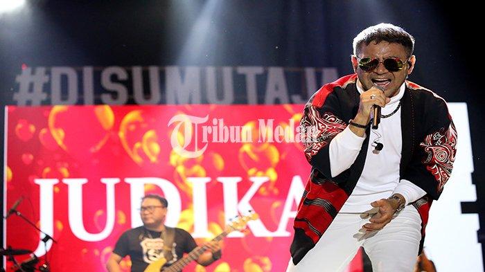 Penyanyi Judika menghibur penggemarnya saat tampil pada Pesta Rakyat di Istana Maimun Jalan Brigjend Katamso, Kota Medan, Jumat (18/8). Dalam penampilannya itu Judika membawakan sejumlah lagu diantaranya Sampai Kau Jadi Milikku, Bukan Rayuan Gombal dan Jikalau Kau Cinta.