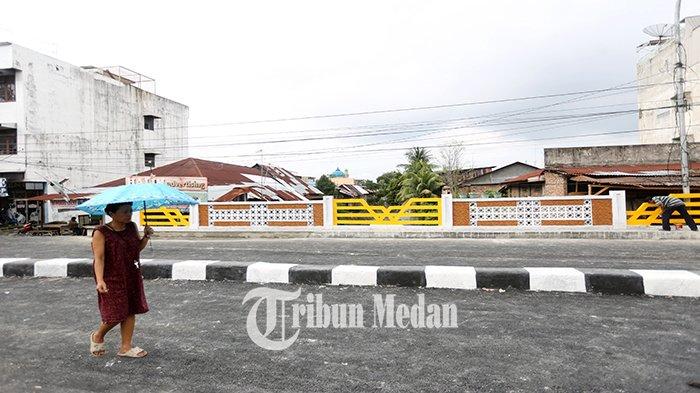 Warga berjalan kaki diatas proyek revitalisasi jembatan di Jalan HM Yamin, Kota Medan, Jumat (19/1). Pemko Medan melakukan revitalisasi dua jembatan yakni jembatan di Jalan Abdullah Lubis yang menghabiskan biaya Rp 5,9 Miliar dan Jalan HM Yamin Rp 7,9 Miliar.