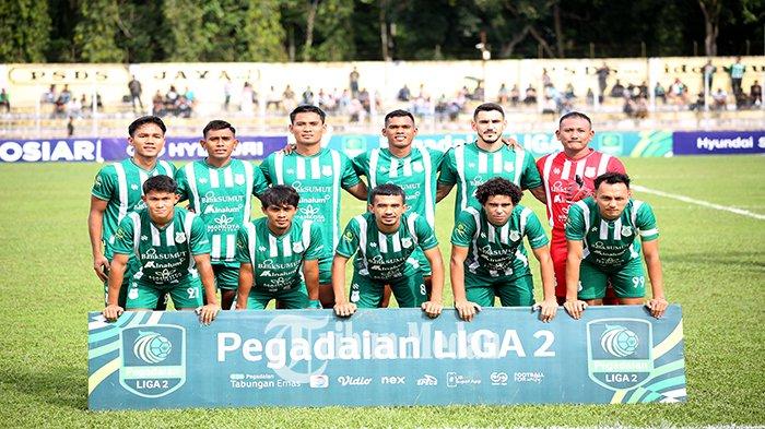 Pemain PSMS Medan berfoto bersama sebelum laga melawan Sriwijaya FC dalam lanjutan pertandingan Pegadaian Liga 2 Indonesia Babak Play Off Degradasi 24/25 di Stadion Baharoeddin Siregar, Kabupaten Deliserdang, Minggu (19/01/2025). PSMS Medan menang melawan Sriwijaya FC dengan skor 2-0.