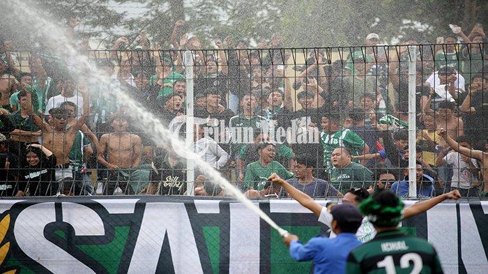 Suporter PSMS Medan SMeCK Hooligan mendukung tim kesayangannya saat melawan Sriwijaya FC dalam lanjutan pertandingan Pegadaian Liga 2 Indonesia Babak Play Off Degradasi 24/25 di Stadion Baharoeddin Siregar, Kabupaten Deliserdang, Minggu (19/01/2025). PSMS Medan menang melawan Sriwijaya FC dengan skor 2-0.