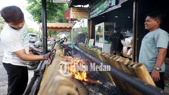Pekerja menyelesaikan proses pembakaran lemang srikaya di UD Lomang Panas Jaya Jalan Flamboyan Raya Nomor 5-C, Tanjungselamat, Kecamatan Medan Tuntungan, Kota Medan, Selasa (19/3/2024). Lemang srikaya khas Kota Medan yang dijual Rp 35 ribu per bambu tersebut menjadi menu favorit masyarakat untuk berbuka puasa saat bulan Ramadhan 1445 Hijriah.