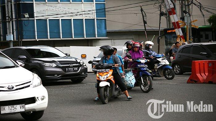 Sejumlah kendaraan melintas di Jalan MT Haryono, Kota Medan, Rabu (19/7). Untuk mengatasi kasus kecelakaan lalu lintas di perlintasan sebidang, KAI berharap masyarakat dapat lebih disiplin dalam berlalu lintas dan mentaati UU Nomor 23 Tahun 2007 tentang perkeretaapian.