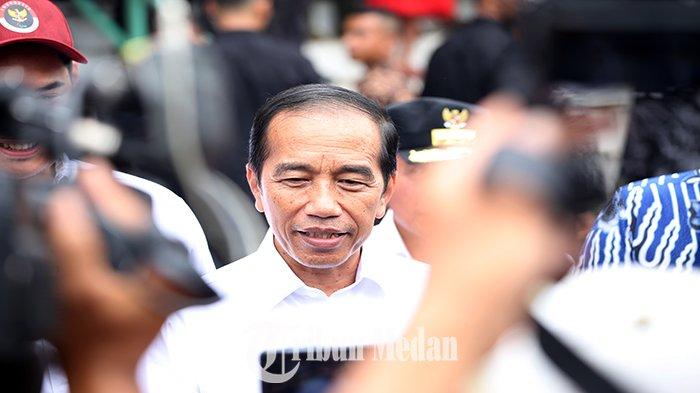 Presiden Indonesia Joko Widodo memberikan keterangan pers saat berkunjung ke Pasar Sukaramai Jalan AR Hakim, Kota Medan, Sabtu (19/8/2023).