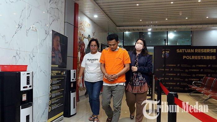 Personel penyidik PPA Polrestabes Medan menangkap tersangka pemilik panti asuhan saat digiring ke Mapolrestabes Medan, Rabu (20/9/2023). Polrestabes Medan menetapkan tersangka pemilik Panti Asuhan Yayasan Tunas Kasih Olayama Ray terjerat kasus eksploitasi anak yang terletak di Kecamatan Medan Perjuangan.