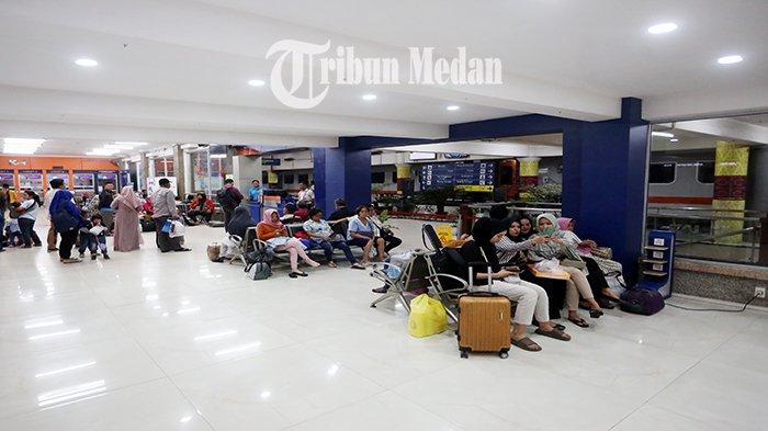 Sejumlah penumpang menunggu di ruang keberangkatan di Stasiun Medan Jalan Kereta Api, Kota Medan, Senin (20/11). PT Kereta Api Indonesia (KAI) Divre I SU menyediakan sebanyak 141.892 tiket kereta api pada masa libur Natal dan Tahun Baru (Nataru) dengan periode angkutan keberangkatan kereta pada 21 Desember 2023 sampai 7 Januari 2024.