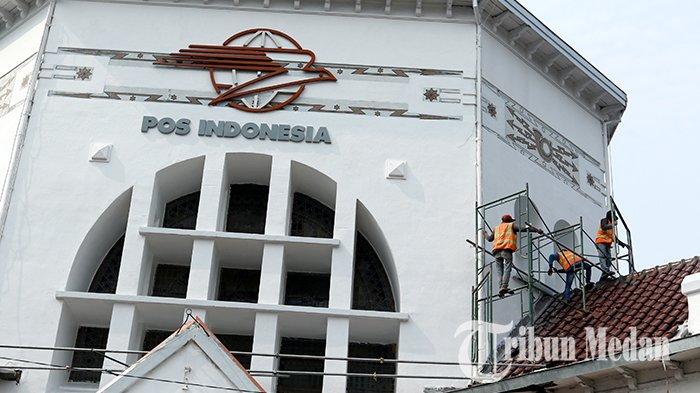 Pekerja merevitalisasi bangunan bersejarah untuk Proyek Pos Bloc di Kantor Pos, Medan, Kamis (21/4/2022). Bangunan Kantor Pos Medan yang telah berusia 111 tahun tersebut akan di revitalisasi menjadi sarana creative hub multi-fungsi.