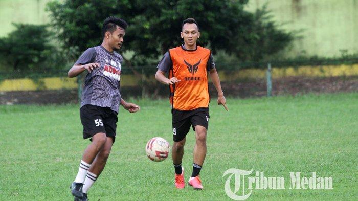 Pemain PSMS Medan M Rifqi (kiri) berusaha melewati rekannya Rachmad Hidayat saat mengikuti latihan di Kebun Bunga, Medan, Rabu (21/10/2020). Latihan terus digelar untuk menjaga kondisi pesepakbola agar dapat tampil maksimal dalam lanjutan Liga 2.