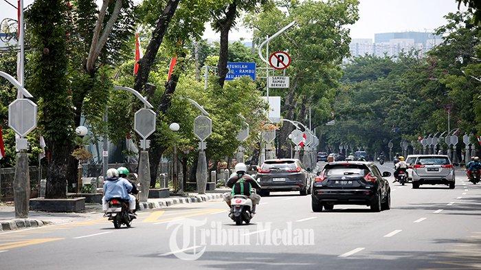Sejumlah kendaraan melintas di Jalan Pangeran Diponegoro, Kota Medan, Selasa (22/8). Kepala Dinas Sumber Daya Air Bina Marga Bina Konstruksi (SDABMBK) Topan Obaja Ginting mengatakan, hingga kini uang ganti rugi proyek lansekap lampu jalan atau lampu pocong yang sudah dikembalikan kontraktor ke Pemko Medan sebesar Rp 10 miliar dari total Rp 21 miliar.