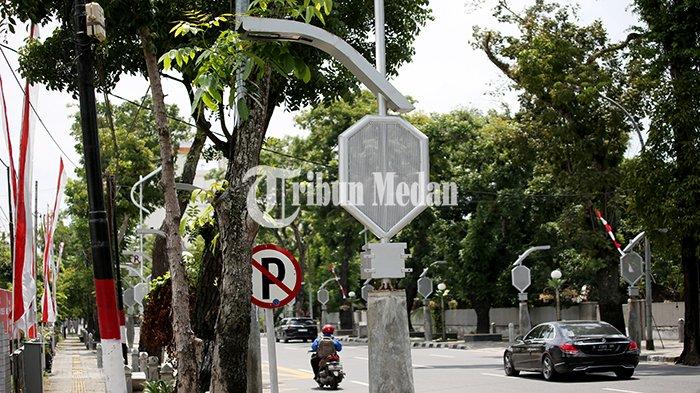Sejumlah kendaraan melintas di Jalan Pangeran Diponegoro, Kota Medan, Selasa (22/8). Kepala Dinas Sumber Daya Air Bina Marga Bina Konstruksi (SDABMBK) Topan Obaja Ginting mengatakan, hingga kini uang ganti rugi proyek lansekap lampu jalan atau lampu pocong yang sudah dikembalikan kontraktor ke Pemko Medan sebesar Rp 10 miliar dari total Rp 21 miliar.