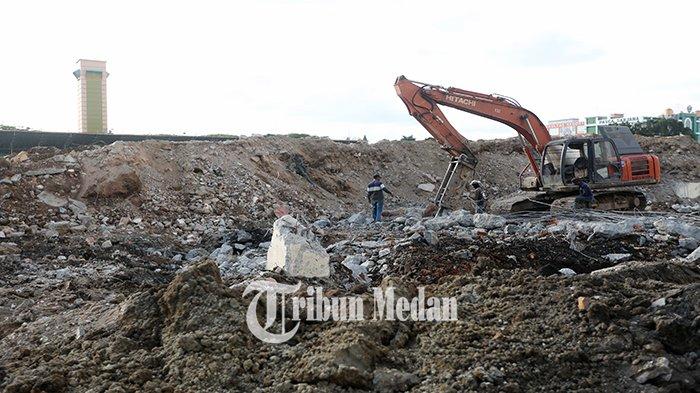 Pekerja mengoperasikan alat berat pada proyek revitalisasi Stadion Teladan di Jalan Stadion, Teladan Barat, Kecamatan Medan Kota, Kota Medan, Selasa (23/1). Pemko Medan bersama Kementerian Pekerjaan Umum dan Perumahan Rakyat (PUPR) merevitalisasi Stadion Teladan menggunakan dana APBN (Anggaran Pendapatan Belanja Negara) dan APBD (Anggaran Pendapatan Belanja Daerah) Kota Medan yang akan dilengkapi berbagai fasilitas berstandar FIFA dan ditargetkan rampung pada Oktober 2024.