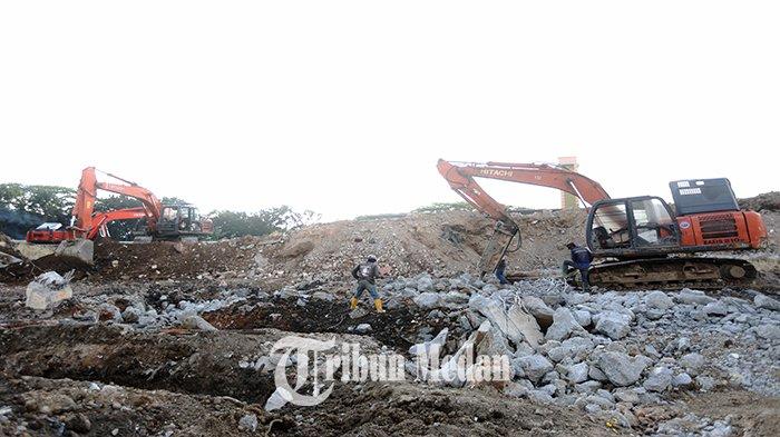 Pekerja mengoperasikan alat berat pada proyek revitalisasi Stadion Teladan di Jalan Stadion, Teladan Barat, Kecamatan Medan Kota, Kota Medan, Selasa (23/1). Pemko Medan bersama Kementerian Pekerjaan Umum dan Perumahan Rakyat (PUPR) merevitalisasi Stadion Teladan menggunakan dana APBN (Anggaran Pendapatan Belanja Negara) dan APBD (Anggaran Pendapatan Belanja Daerah) Kota Medan yang akan dilengkapi berbagai fasilitas berstandar FIFA dan ditargetkan rampung pada Oktober 2024.