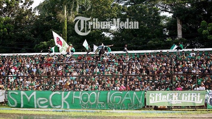 Suporter SMeCK Hooligan melakukan aksinya saat mendukung PSMS Medan melawan Sriwijaya FC pada lanjutan Kompetisi Liga 2 musim 2023-2024 di Stadion Teladan, Kota Medan, Senin (23/10). PSMS Medan bermain imbang melawan Sriwijaya FC dengan skor 2-2.