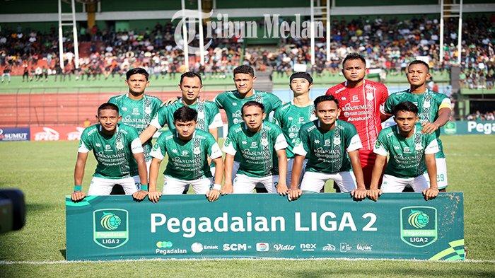 Pemain PSMS Medan berfoto bersama sebelum laga dimulai saat lanjutan Kompetisi Liga 2 musim 2023-2024 di Stadion Teladan, Kota Medan, Senin (23/10). PSMS Medan bermain imbang melawan Sriwijaya FC dengan skor 2-2.