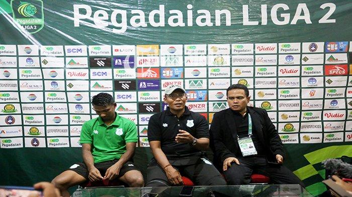 Pelatih Kepala PSMS Medan Miftahuddin Mukson (tengah) memberikan keterangan pers kepada wartawan setelah laga melawan Sriwijaya FC pada lanjutan Kompetisi Liga 2 musim 2023-2024 di Stadion Teladan, Kota Medan, Senin (23/10). PSMS Medan bermain imbang melawan Sriwijaya FC dengan skor 2-2.