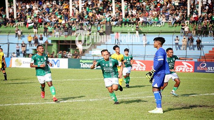Pemain PSMS Medan Rachmad Hidayat (tengah) merayakan gol bersama rekan setimnya saat melawan Sriwijaya FC pada lanjutan Kompetisi Liga 2 musim 2023-2024 di Stadion Teladan, Kota Medan, Senin (23/10). PSMS Medan bermain imbang melawan Sriwijaya FC dengan skor 2-2.