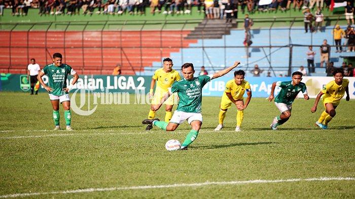 Pemain PSMS Medan Rachmad Hidayat menendang pinalti kearah gawang Sriwijaya FC pada lanjutan Kompetisi Liga 2 musim 2023-2024 di Stadion Teladan, Kota Medan, Senin (23/10). PSMS Medan bermain imbang melawan Sriwijaya FC dengan skor 2-2.