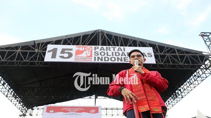 Ketua Umum Partai Solidaritas Indonesia (PSI) Kaesang Pangarep menyampaikan orasi politik saat menghadiri kampanye akbar di Lapangan Reformasi, Kecamatan Percut Sei Tuan, Kabupaten Deliserdang, Rabu (24/1). Dalam kampanye tersebut, Ketua Umum Partai Solidaritas Indonesia (PSI) Kaesang Pangarep mengajak seluruh simpatisan PSI dan masyarakat memberikan suaranya untuk kader PSI dan pasangan capres dan cawapres nomor urut 2 Prabowo Subianto-Gibran Rakabuming Raka pada pemilu 2024.