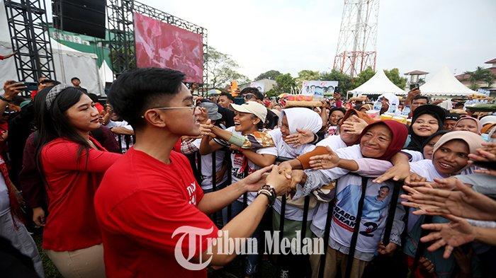 Ketua Umum Partai Solidaritas Indonesia (PSI) Kaesang Pangarep (kanan) bersama istri Erina Gudono (kiri) bersalaman dengan relawan saat menghadiri kampanye akbar di Lapangan Reformasi, Kecamatan Percut Sei Tuan, Kabupaten Deliserdang, Rabu (24/1). Dalam kampanye tersebut, Ketua Umum Partai Solidaritas Indonesia (PSI) Kaesang Pangarep mengajak seluruh simpatisan PSI dan masyarakat memberikan suaranya untuk kader PSI dan pasangan capres dan cawapres nomor urut 2 Prabowo Subianto-Gibran Rakabuming Raka pada pemilu 2024.