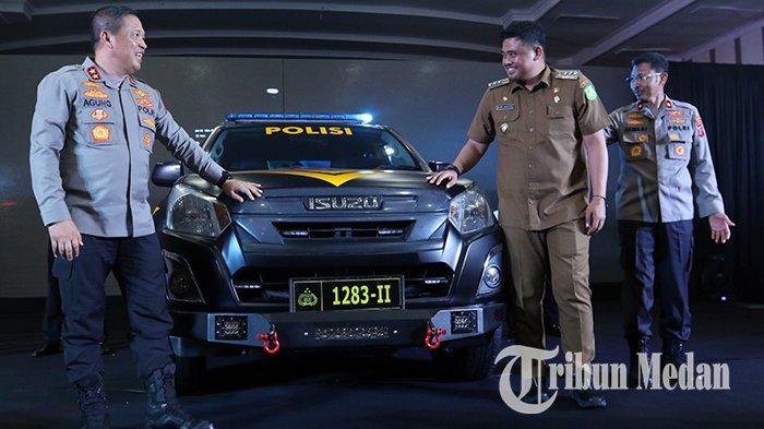 Kapolda Sumut Irjen Pol Agung Setya Effendi (kiri) berbincang dengan Wakil Kapolda Sumut Brigjen Pol Jawari (kanan) dan Wali Kota Medan Bobby Nasution saat melaunching Mobil Patroli Perintis di Mapolda Sumut, Senin (24/7/2023). Polda Sumut meluncurkan 12 mobil patroli berteknologi canggih berbasis Artificial Intelligence (AI) atau kecerdasan buatan bernama Mobil Patroli Perintis Samapta, yang akan beroperasi di 21 Kecamatan Medan.