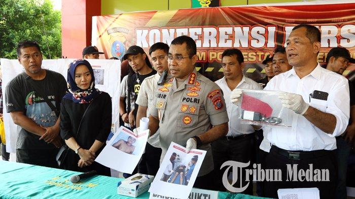 Kombes Pol Jhonny Edison Isir beserta jajaran memberikan keterangan saat gelar kasus pembunuhan di RS Bhayangkara, Medan, Selasa (25/2/2020). Petugas Polrestabes Medan berhasil menangkap dan menembak mati tersangka kasus pembunuhan Ganda Winata yang sempat buron 17 bulan.