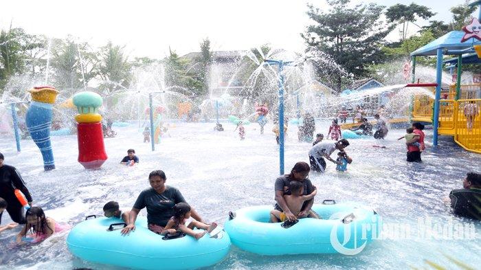 Sejumlah pengunjung bermain air di Wisata Merci Jalan Perjuangan, Kabupaten Deliserdang, Selasa (25/4) sore. Marketing Communication Merci Themepark, Viqih Rizky Lubis mengatakan bahwa tingkat kunjungan wisatawan pada momentum lebaran tahun ini meningkat drastis hingga 10 kali lipat dibandingkan dengan hari biasanya.