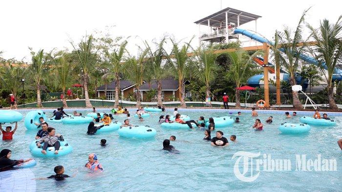 Sejumlah pengunjung bermain air di Wisata Merci Jalan Perjuangan, Kabupaten Deliserdang, Selasa (25/4) sore. Marketing Communication Merci Themepark, Viqih Rizky Lubis mengatakan bahwa tingkat kunjungan wisatawan pada momentum lebaran tahun ini meningkat drastis hingga 10 kali lipat dibandingkan dengan hari biasanya.