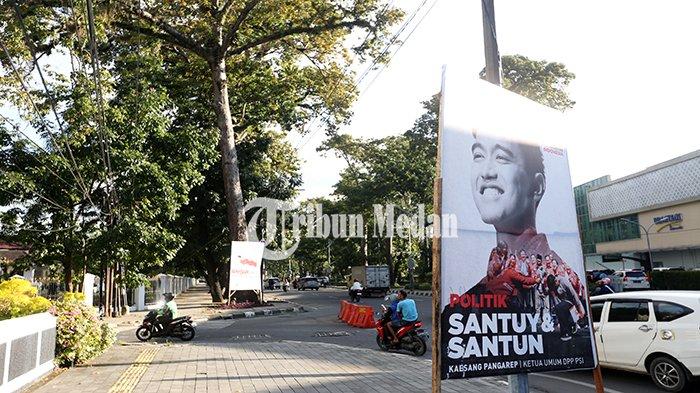 Sejumlah kendaraan melintas di samping baliho Kaesang Pangarep yang berada di Jalan Imam Bonjol, Kota Medan, Rabu (25/10). Wali Kota Medan Bobby Nasution merespon kritikan soal banyaknya baliho wajah Ketua Partai Solidaritas Indonesia (PSI) Kaesang Pangarep yang bertebaran di Kota Medan.
