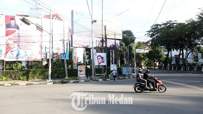 Sejumlah kendaraan melintas di samping baliho Kaesang Pangarep yang berada di Jalan Imam Bonjol simpang Jalan KH Zainul Arifin, Kota Medan, Rabu (25/10). Wali Kota Medan Bobby Nasution merespon kritikan soal banyaknya baliho wajah Ketua Partai Solidaritas Indonesia (PSI) Kaesang Pangarep yang bertebaran di Kota Medan.