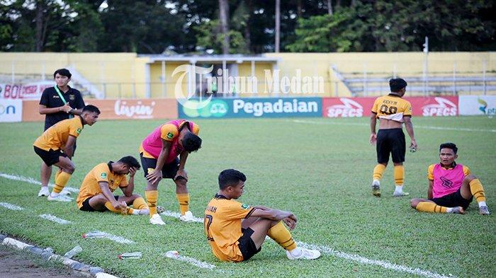 Sejumlah pemain PSDS Deliserdang duduk dipinggir lapangan usai laga melawan Nusantara United FC pada lanjutan Kompetisi Liga 2 musim 2023-2024 di Stadion Baharoeddin Siregar, Lubukpakam, Kabupaten Deliserdang, Jumat (26/1). PSDS Deliserdang imbang melawan Nusantara United FC dengan skor 2-2.
