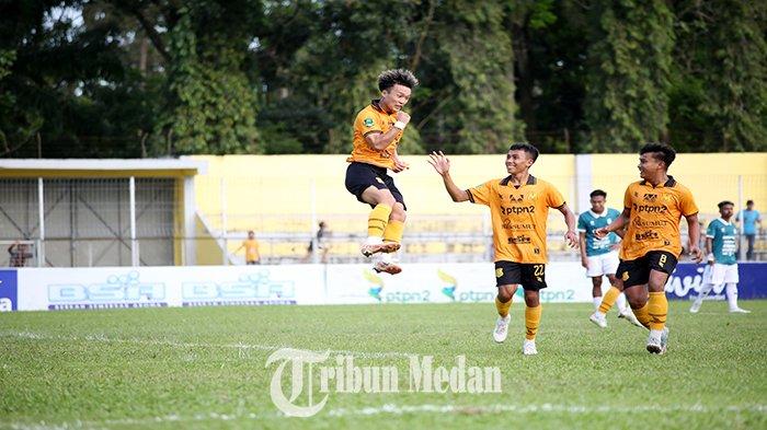 Pemain PSDS Deliserdang Noriki Akada (kiri) merayakan gol bersama rekan setimnya pada lanjutan Kompetisi Liga 2 musim 2023-2024 di Stadion Baharoeddin Siregar, Lubukpakam, Kabupaten Deliserdang, Jumat (26/1). PSDS Deliserdang imbang melawan Nusantara United FC dengan skor 2-2.