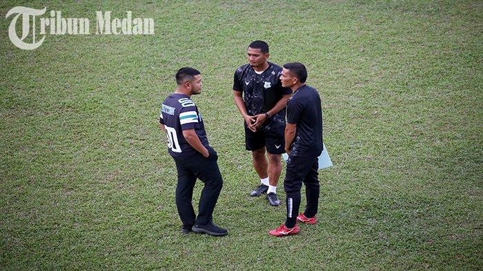 Dirut PT KMI Arifuddin Maulana Basri (kiri) bersama Pelatih Kepala Ridwan Saragih (kanan) dan Asisten Pelatih Legimin Raharjo (tengah) berdiskusi setelah selesai ujicoba di Stadion TD Pardede Jalan Binjai km 10,8, Kecamtan Sunggal, Kabupaten Deliserdang, Senin (26/6) sore. PSMS Medan kembali menggelar seleksi dan trial lanjutan untuk pemain, berlangsung selama dua hari, bertujuan mencari pemain dari putra daerah asli Sumut untuk menatap kompetisi Liga Nusantara atau Liga 2 musim 2023/2024.