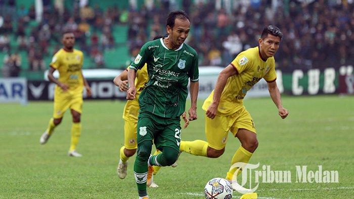 Pemain PSMS Medan Ichsan Pratama (kiri) berusaha melewati kawalan dari pemain Semen Padang FC dalam lanjutan pertandingan Liga 2, di Stadion Teladan Medan, Senin (26/9/2022). Dalam laga tersebut PSMS Medan berhasil menang tipis 1-0 atas Semen Padang FC, dan tetap berada di puncak klasemen sementara di Wilayah Barat.