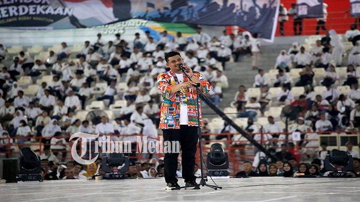 Wali Kota Medan Bobby Nasution memberikan kata sambutan saat Rembuk Kemerdekaan di Gedung Serbaguna Pemprovsu Jalan Williem Iskandar Nomor 9, Kabupaten Deliserdang, Minggu (27/8). Rembuk Kemerdekaan yang digagas oleh Relawan Bobby Nasution mengusung tema Kepemimpinan Anak Muda Menuju Indonesia Emas 2045 yang bertujuan untuk mempererat silaturahmi antar relawan serta merayakan HUT ke-78 Republik Indonesia.