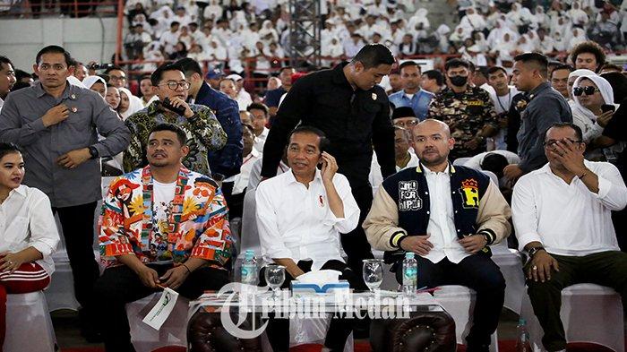 Presiden Joko Widodo (tengah) bersama Wali Kota Medan Bobby Nasution (kiri) dan Ketua HIPMI Pusat Akbar Buchari (kanan) hadir saat Rembuk Kemerdekaan di Gedung Serbaguna Pemprovsu Jalan Williem Iskandar Nomor 9, Kabupaten Deliserdang, Minggu (27/8). Rembuk Kemerdekaan yang digagas oleh Relawan Bobby Nasution mengusung tema Kepemimpinan Anak Muda Menuju Indonesia Emas 2045 yang bertujuan untuk mempererat silaturahmi antar relawan serta merayakan HUT ke-78 Republik Indonesia.