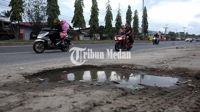 Sejumlah kendaraan melintas di Jalan Medan-Lubukpakam, Kabupaten Deliserdang, Senin (27/11). Kementrian PUPR mencatat, total panjang jalan Nasional di Sumatra Utara (Sumut) adalah 2.632 km, jalan Provinsi 3.048 km, dan jalan Kabupaten 27.552 km, sedangkan jalan Provinsi dengan status rusak berat di Sumut dengan panjang 332 km (10,89 persen).