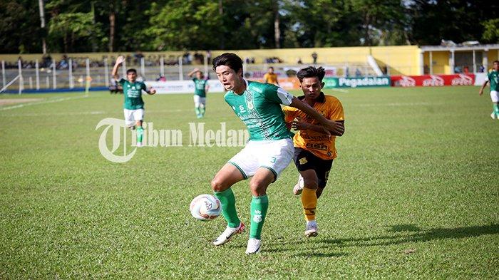 Pemain PSDS Deliserdang Raja Siregar (kanan) mencoba melewati pemain PSMS Medan Kim (kiri) saat lanjutan Kompetisi Liga 2 musim 2023-2024 di Stadion Baharoeddin Siregar, Lubukpakam, Kabupaten Deliserdang, Senin (27/11). PSDS Deliserdang kembali menelan kekalahan melawan PSMS Medan dengan skor 0-1.