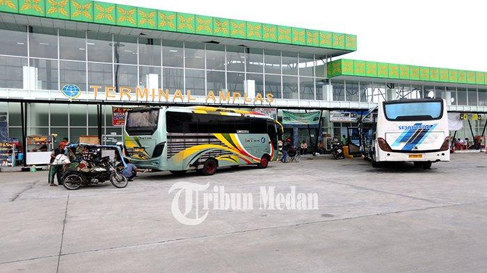 Sejumlah bus menunggu calon penumpang di Terminal Amplas Jalan Panglima Denai, Timbang Deli, Kecamatan Medan Amplas, Kota Medan, Kamis (28/12). Jasa Marga memprediksi jumlah kendaraan yang melintas pada periode Natal dan Tahun Baru sebanyak 1,48 Juta kendaraan.
