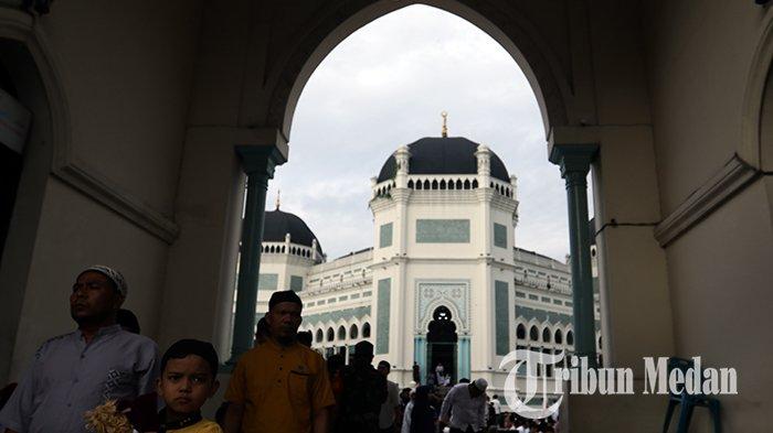 Sejumlah umat Islam meninggalkan lokasi seusai melaksanakan Salat Iduladha 1444 Hijriah di Masjid Raya Al Mashun, Medan, Kamis (29/6/2023). Pemerintah melalui Kementerian Agama menetapkan Hari Raya Iduladha 1444 Hijriah jatuh pada (29/6) berdasarkan metode rukyatul hilal.