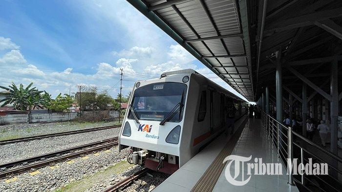 Warga berada di dalam Kereta Api Railink sebelum berangkat menuju KNIA, di Stasiun Besar Kereta Api, Medan, Selasa (29/8/2023). PT Railink (KAI Bandara) akan melakukan perpanjangan layanan dan menjadi operator Kereta Api Srilelawangsa dari Stasiun Kuala Bingai sampai dengan Bandara Kualanamu pada bulan September 2023.