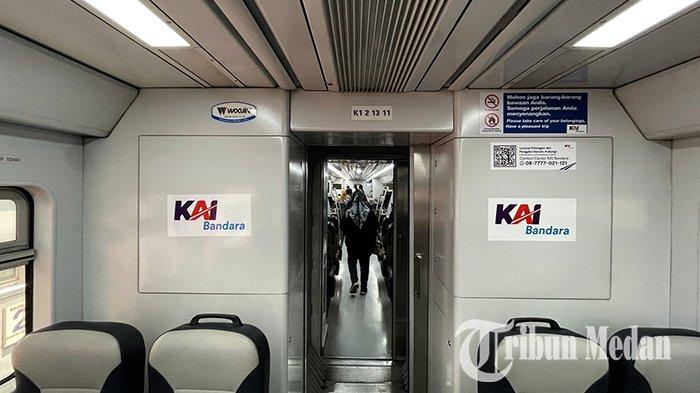 Warga berada di dalam Kereta Api Railink sebelum berangkat menuju KNIA, di Stasiun Besar Kereta Api, Medan, Selasa (29/8/2023). PT Railink (KAI Bandara) akan melakukan perpanjangan layanan dan menjadi operator Kereta Api Srilelawangsa dari Stasiun Kuala Bingai sampai dengan Bandara Kualanamu pada bulan September 2023.